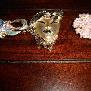 Assorted bundle of 3 brooches